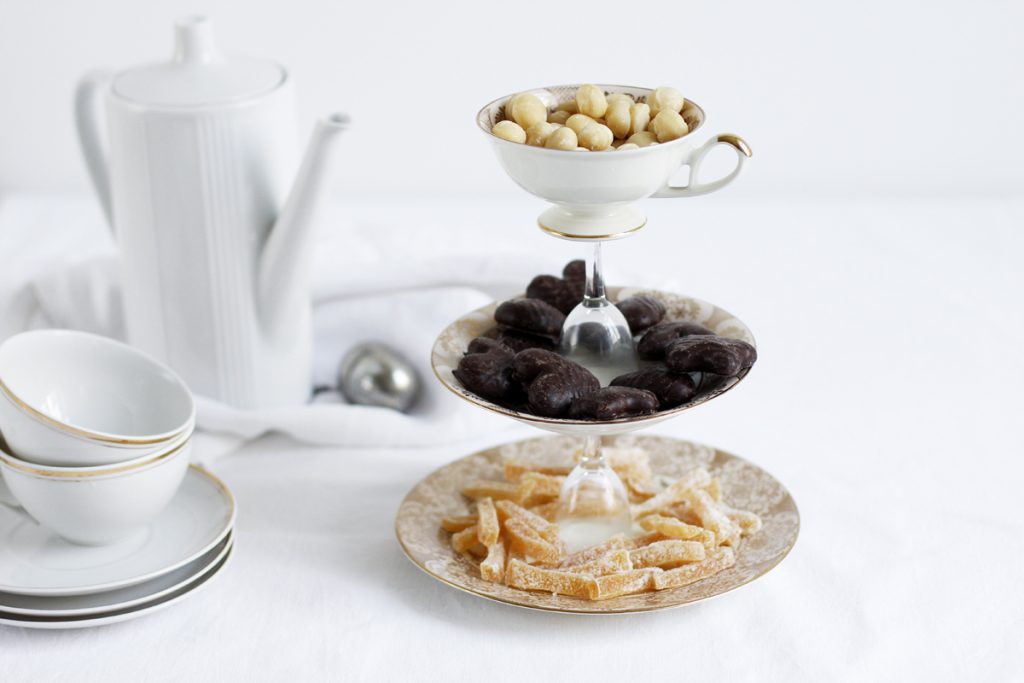 DIY: Etagere aus Sammeltassen | we love handmade