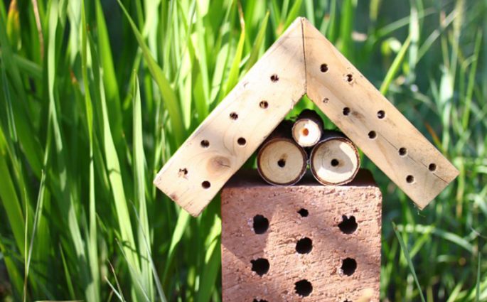 Insektenhotel für Bienen aus Holz und Ziegel | we love handmade
