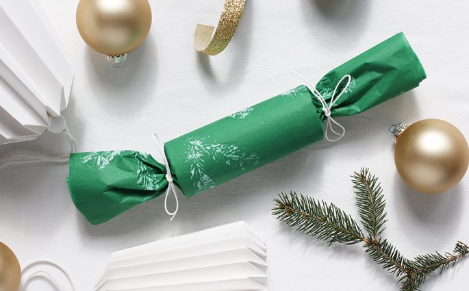 Geschenkpapier mit Tannenzweig-bedrucken DIY | we love handmade