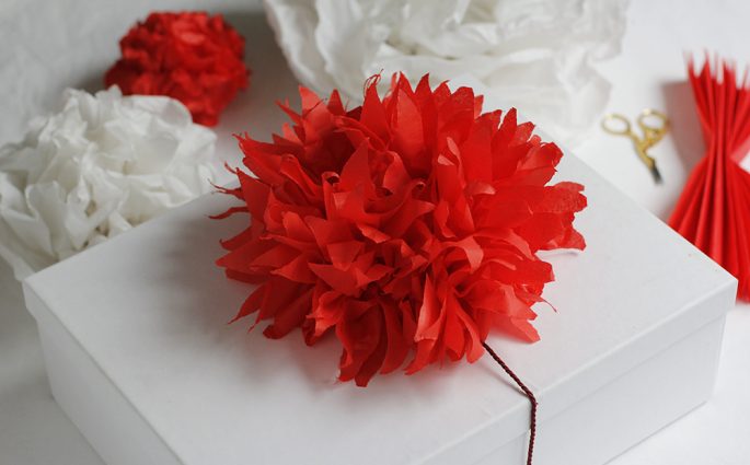 Geschenkdeko: Seidenpapierblume | we love handmade
