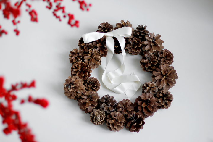 DIY: Kranz aus Kiefernzapfen selbermachen | we love handmade