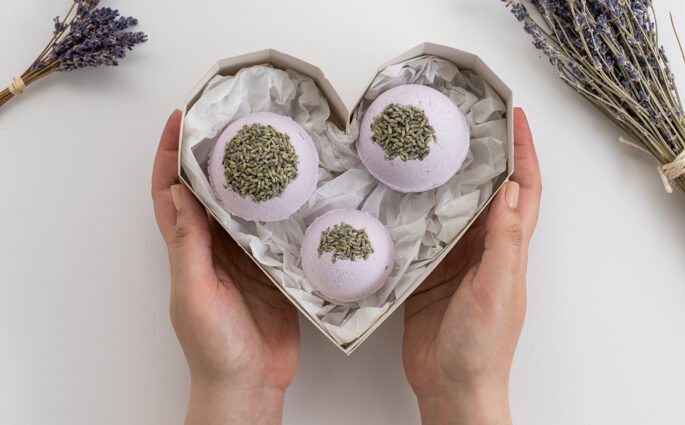 DIY: Badekugeln mit getrockneten Blumen | we love handmade