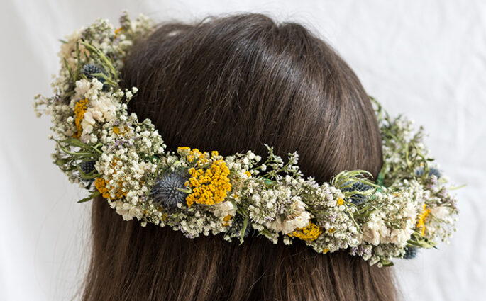 DIY: Blumenkranz binden als Kopfschmuck | we love handmade