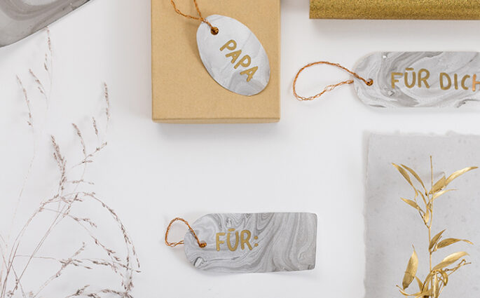 DIY: Geschenkanhänger - Papier marmorieren | we love handmade