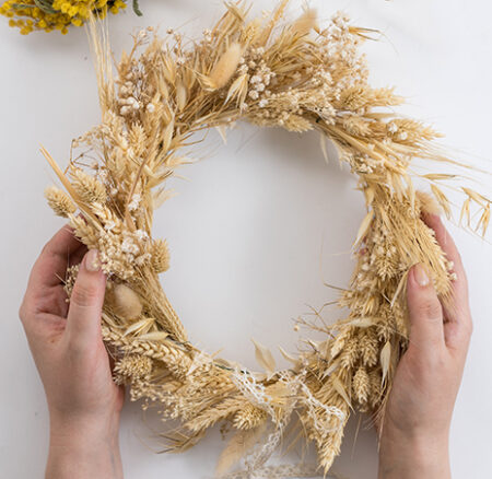 DIY: Trockenblumenkranz als Wandschmuck