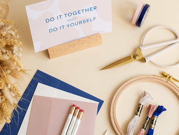 Frühlingshafte Flatlay-Komposition mit Trockenblumen, Schere, Stickrahmen und der Karte 'DO IT TOGETHER' für die Craft Playlist Spring 2026. | we love handmade