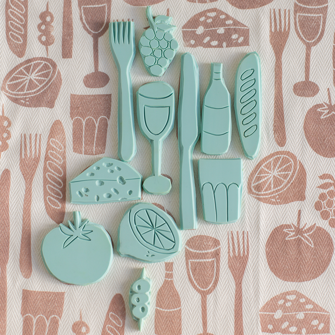 Übersicht der elf bereitstehenden Gummistempel mit kulinarischen Motiven beim Craft and Aperitivo Workshop auf der Produktseite von we love handmade.