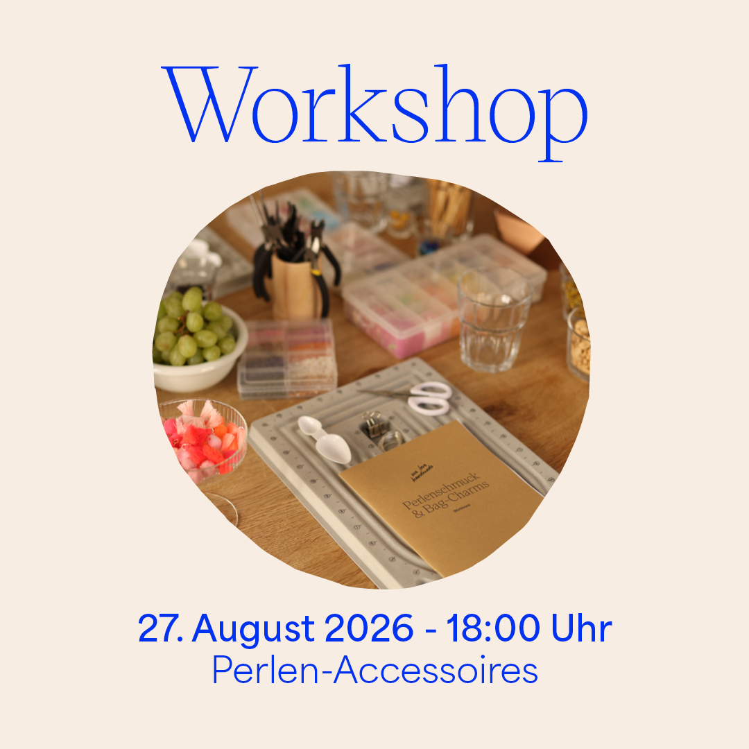 Flyer für den Workshop Perlen-Accessoires am 27. August 2026 um 18:00 Uhr. Das Bild zeigt Bastelzubehör für Schmuck, Perlenboxen, Trauben und das Begleitheft auf einem Holztisch.