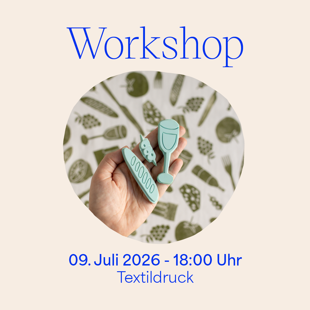 Ankündigung für den Craft and Aperitivo Workshop Textildruck am 09. Juli 2026 um 18:00 Uhr. Das Bild zeigt eine Hand, die drei mintgrüne Stempel (Baguette, Erbsenschote, Weinglas) vor bedrucktem Stoff hält.
