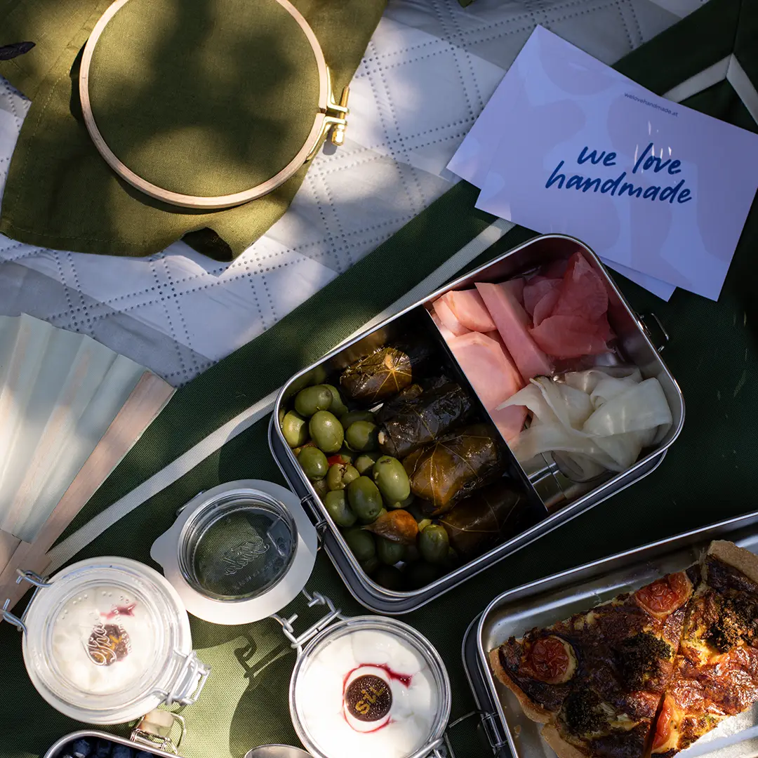 SiL Picknickkorb mit Oliven, Weinblättern, Joghurt im Glas und we love handmade Kärtchen