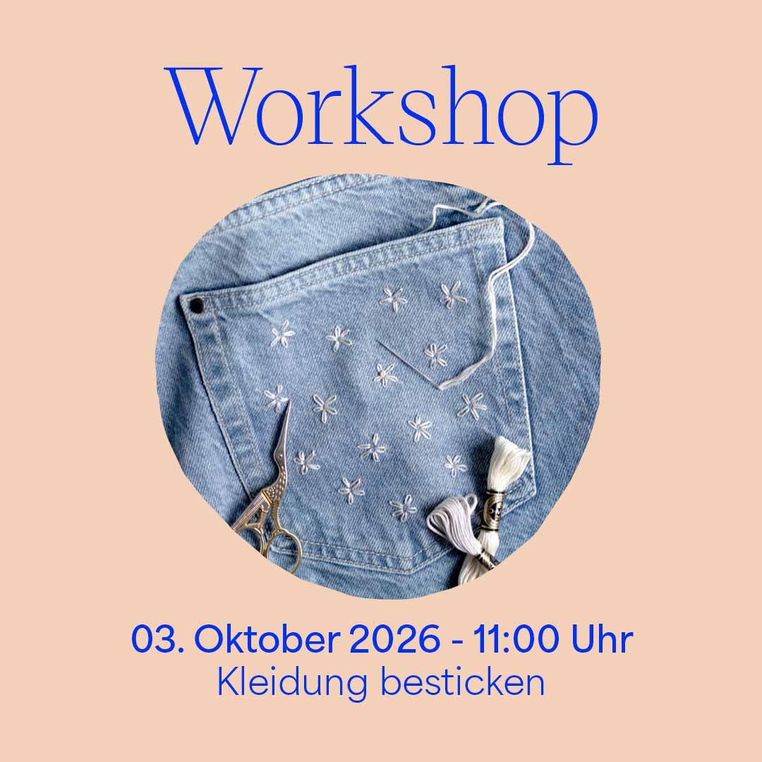 Grafik für den we love handmade Workshop 'Kleidung besticken' am 03. Oktober 2026. Ein kreisrundes Foto zeigt eine mit kleinen weißen Blumen bestickte Jeanstasche nebst Stickgarn und Schere. Darüber steht 'Workshop', darunter '03. Oktober 2026 - 11:00 Uhr Kleidung besticken'.