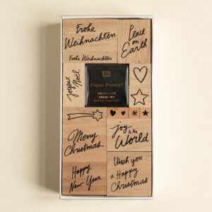 16-teiliges Paper Poetry Stempelset mit Handlettering-Schriftzügen, Zierelementen auf Holzstempeln und Stempelkissen in Verpackung von we love handmade